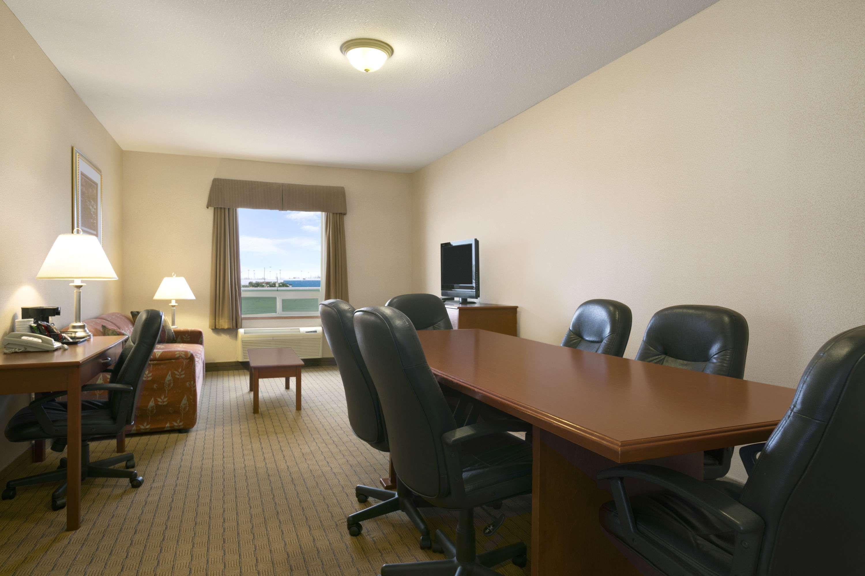 Days Inn By Wyndham Moose Jaw Dış mekan fotoğraf